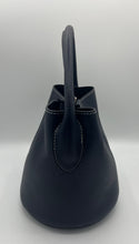 Lade das Bild in den Galerie-Viewer, BORSETTA Bucketbag navy
